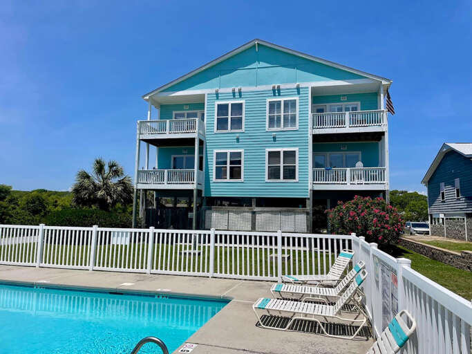 Top Unit overlooking pool Top Unit overlooking pool