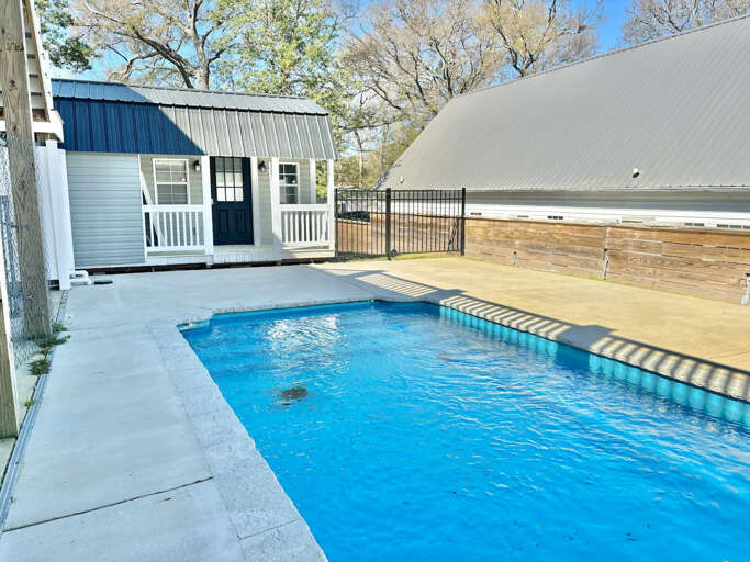 Guesthouse w/ Queen fold out & pool