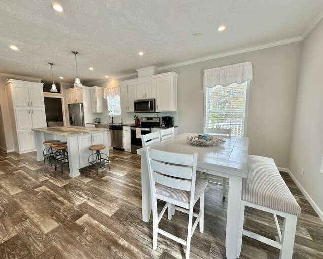 Open kitchen & dining room