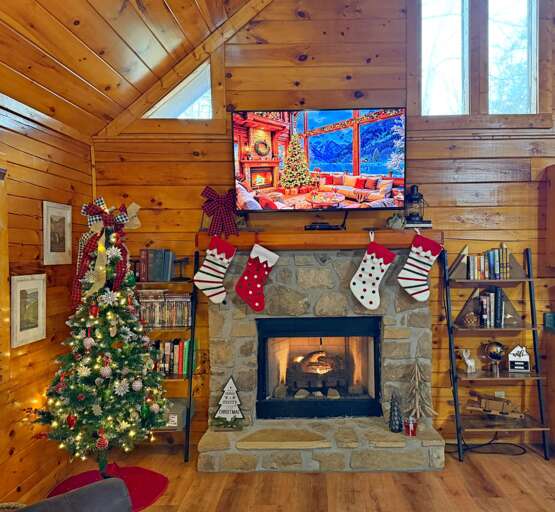 Charming Cabin with Hot Tub in Pigeon Forge