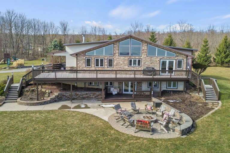 Beautiful Chalet with VIEWS/Pool/Hot tub/Pond!