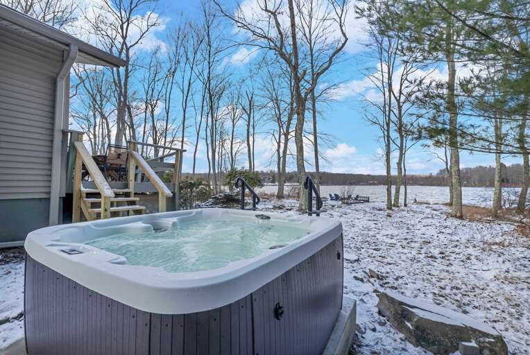 Lakeside Leisure With Bubbling Hot Tub And Snowy Setting