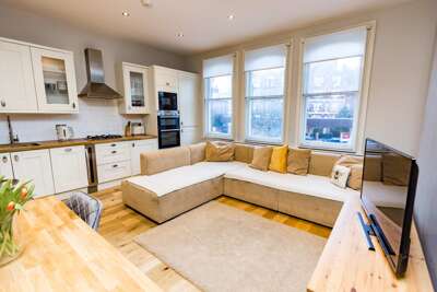 Cosy Chelsea 2 bed pad
