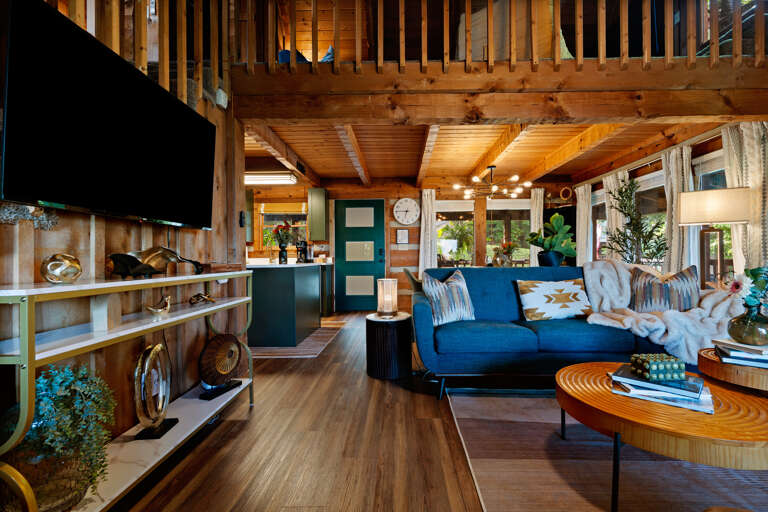 Family gatherings hit different here — the living room at Dancing Embers blends modern comfort with effortless mountain style.