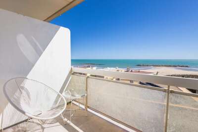 Valras-Plage Beachfront Apartment: Sea Views & Terrace