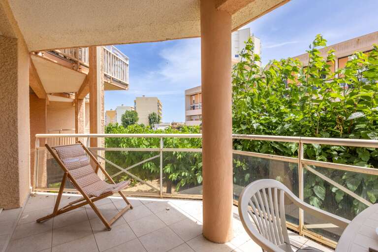 T2 with Pool, Terrace & Parking