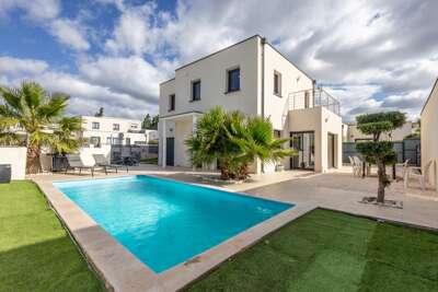 Air-conditioned villa for 8 people with private pool