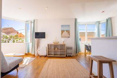 Comfort & Charm – 1-Min Walk to the Sea