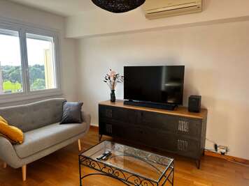 Valras-Plage Family Getaway: Beach, Balcony & Parking!