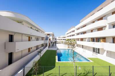 F3 Comfort and Pool 300m from the Beach