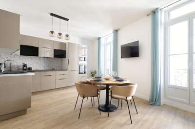 Prestige stay with les Halles view, A/C