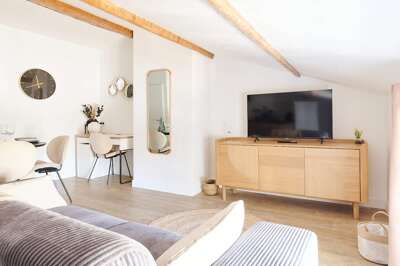 Cozy & Central Apt with AC – Facing Béziers Halles
