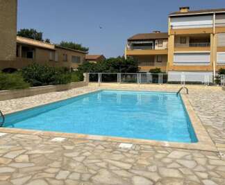 Charming apartment near the beach with pool and parking