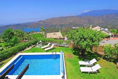 Sea Lake Mountain View Villa in Cerros del Lago