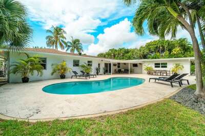 Singer Island Retro-Chic Mid-Century Villa with Kidney Pool &amp; Beach Bicycles