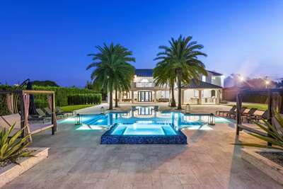 Spanish-Style Miami Villa Private Pickleball Court, Chef s Kitchen &amp; Pool with Hot Tub