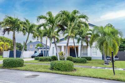 Miami Game-Day Estate Private Mini-Football Field, Pool &amp; Luxury Indoor Jacuzzi