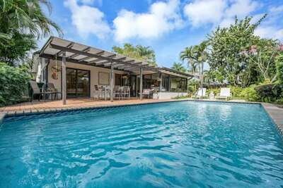 Tropical Garden Oasis Modern Villa with Heated Pool &amp; Walkable Beach Access