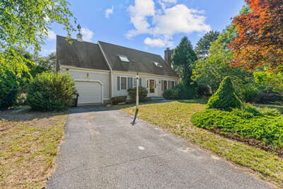 Mashpee Gem with a Private Yard, Volleyball, BBQ and a Fire pit!