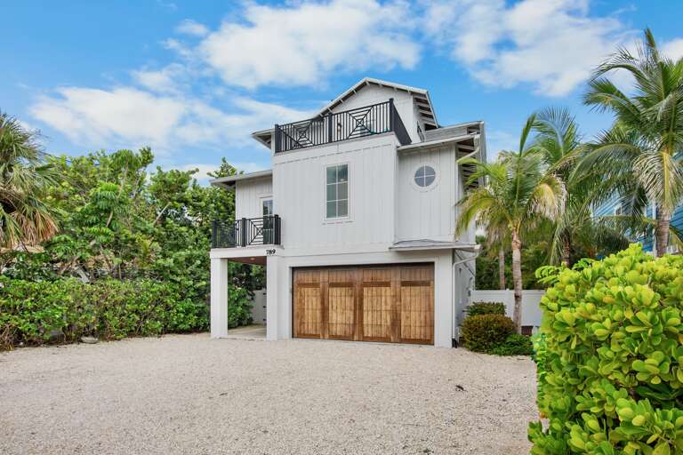 Charming house front with tropical feel