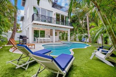 Sun chairs around the pool