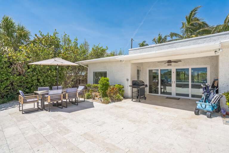 Poolside Dining, Outdoor Grill