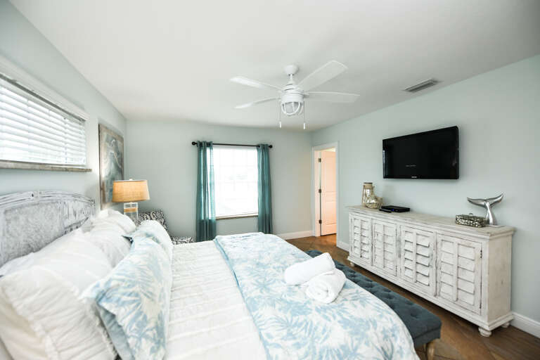 Queen-Bed Guest Room