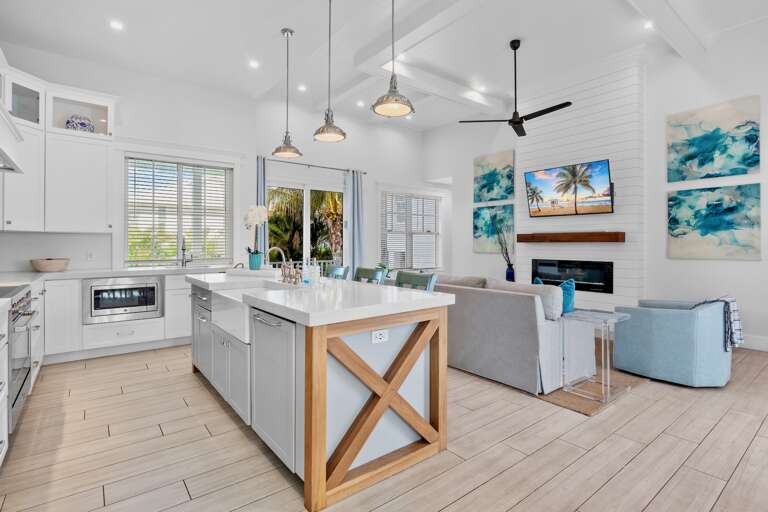 Spacious kitchen island, breakfast bar