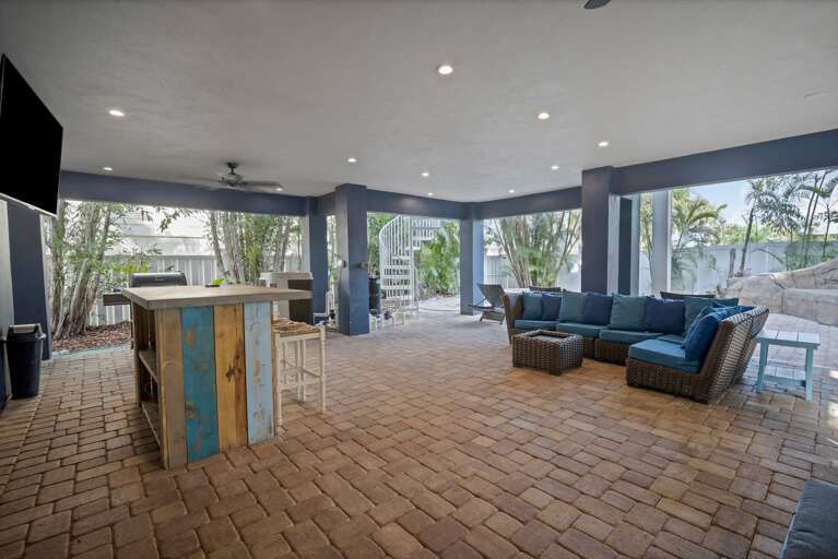 Outdoor Bar - Lounge Area