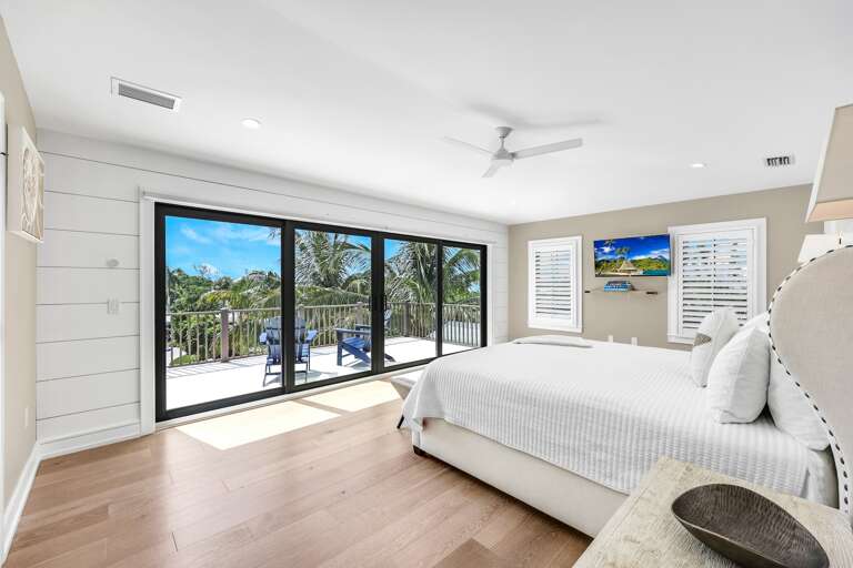 King Bed and Roof Top Access