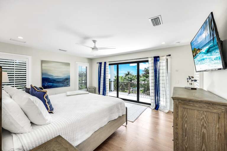 Queen Bed and Roof Top Access