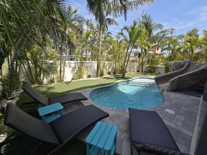 Poolside Garden Retreat Zone - AMI Locals
