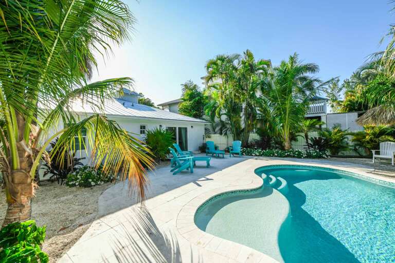 Pool and lounge - Walking on Sunshine by AMI Locals