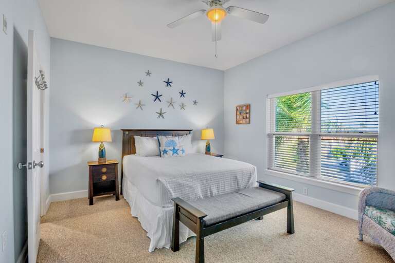 Primary Bedroom, Queen bed