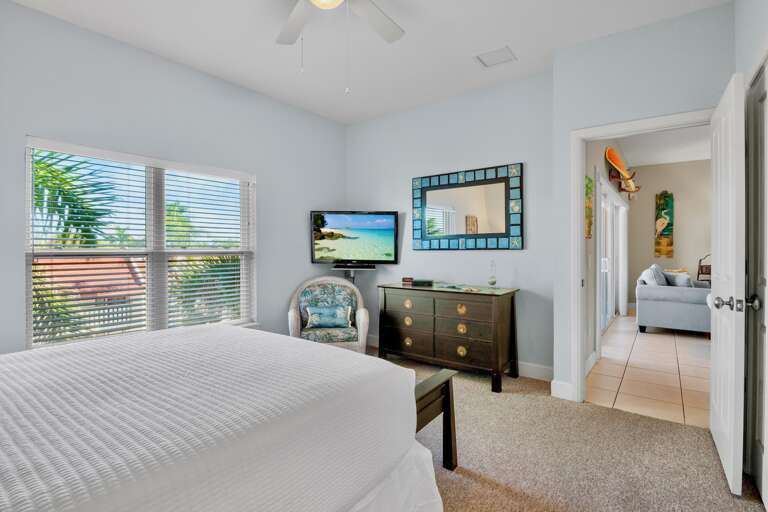 Primary Bedroom, Queen bed