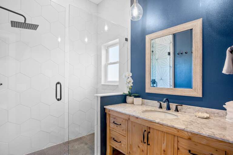 Second Bedroom (2nd floor), Ensuite Bathroom