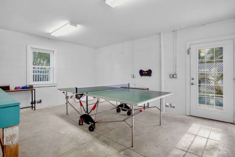 Private game room with ping pong table - 1st floor