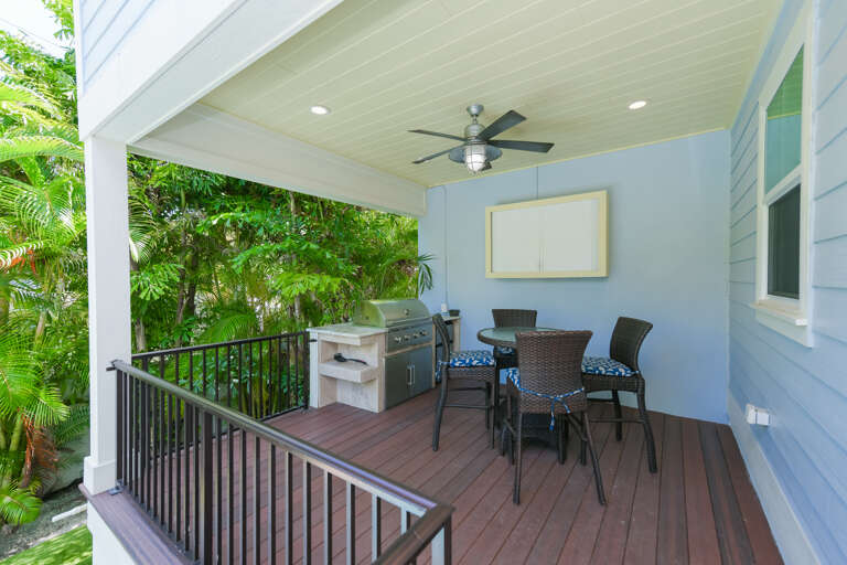 Patio Dining and Built-in Grill