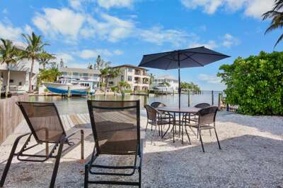 Canal Front Dining, Loungers