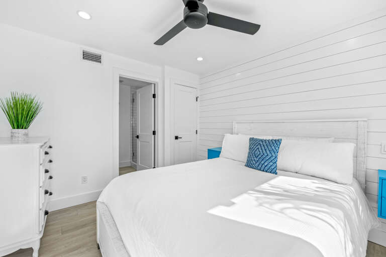 Second Bedroom, Queen bed