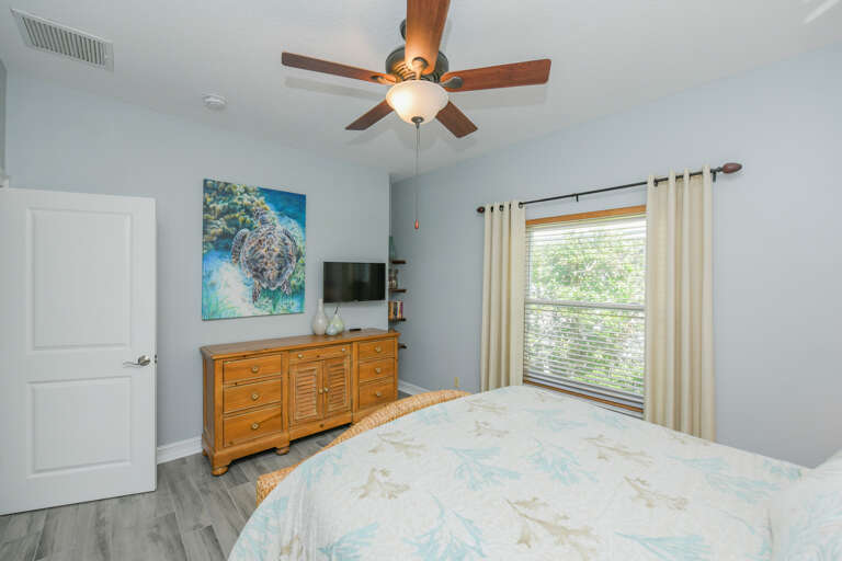 Second Bedroom, Queen