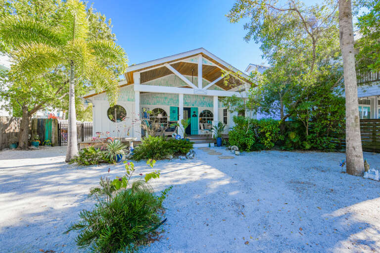 Buttonwood Cottage by AMI Locals