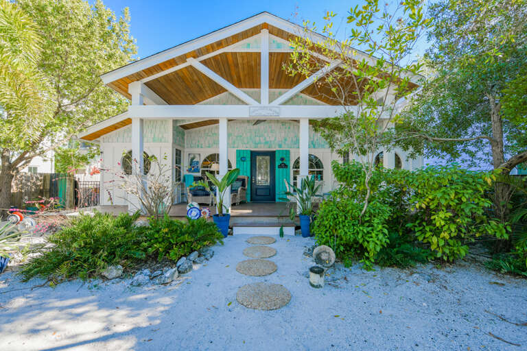 Buttonwood Cottage by AMI Locals
