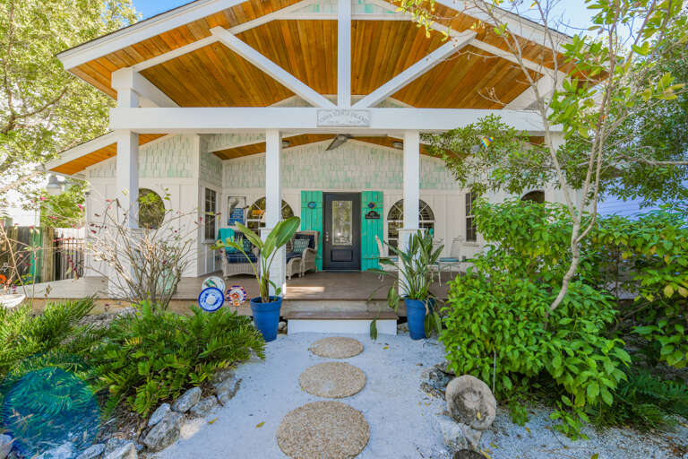 Buttonwood Cottage by AMI Locals