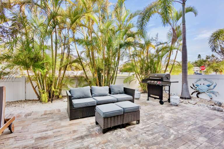 Poolside Lounge Area, Outdoor Grill