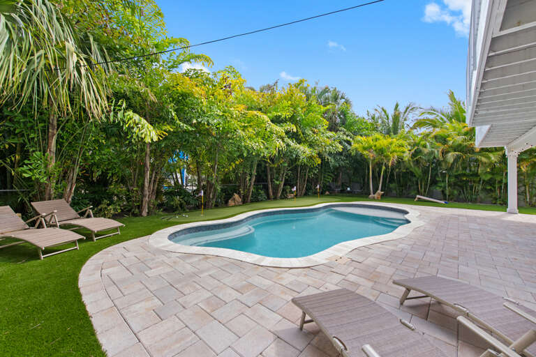Pool Lounge