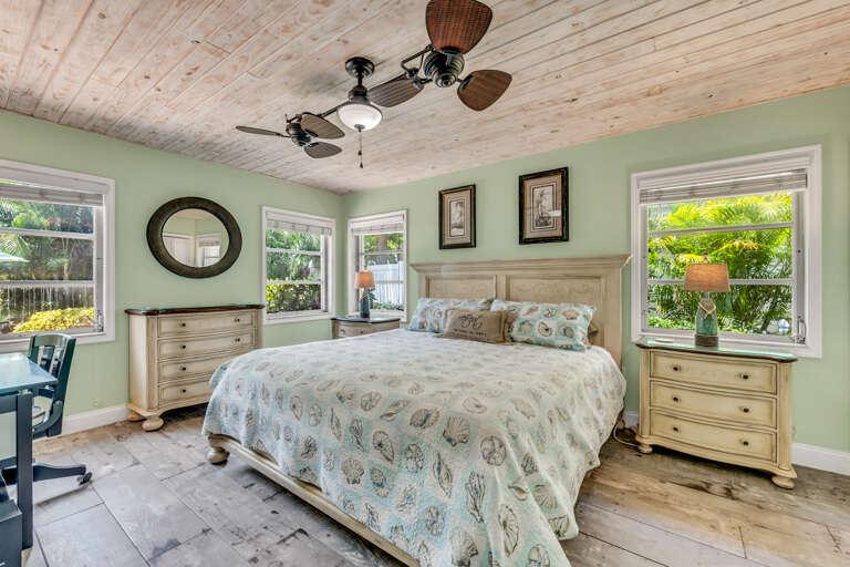 Second Bedroom, Queen