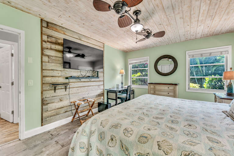Second Bedroom, Queen
