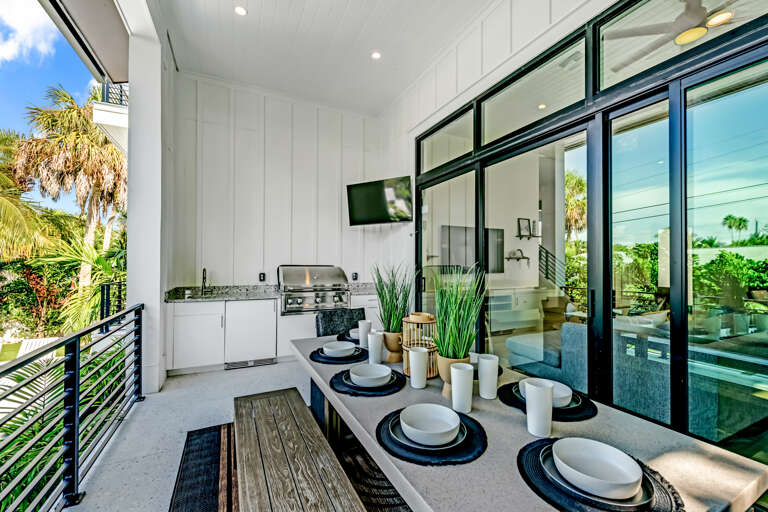 Balcony - Outdoor Dining and Grill