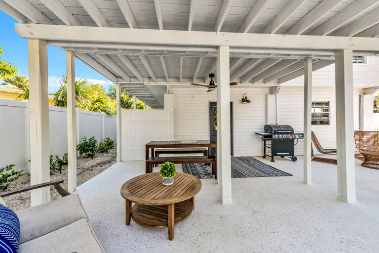 Outdoor Dining Area - BBQ Grill